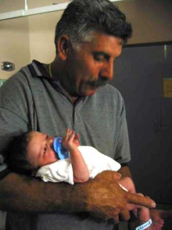 Pastor-visiting-newborn-in-hospital19